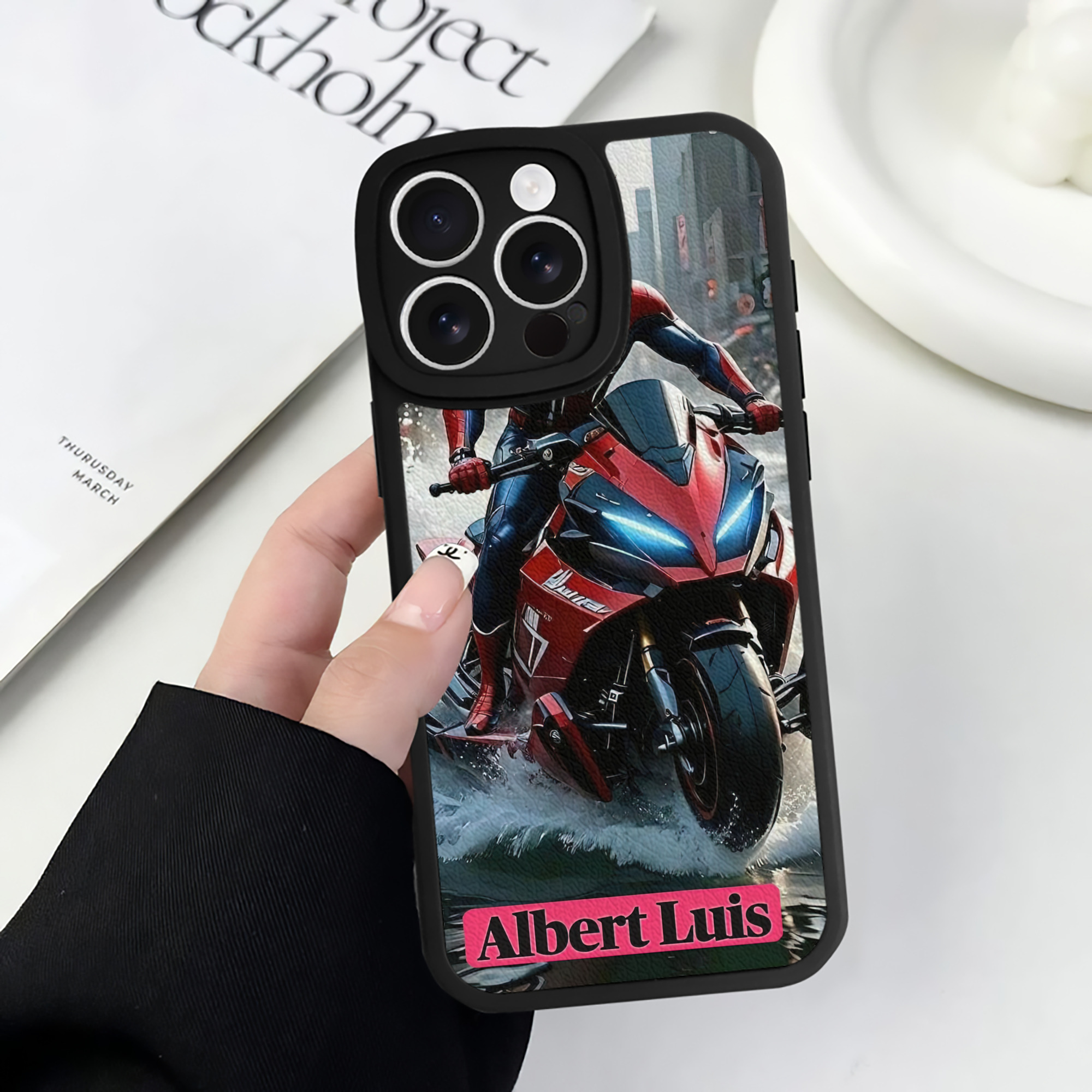 （画像用） Spider Man スパイダーマン 【iPhone 16シリーズ対応】シリコンスマホケース（レザー調） 材質：シリコン